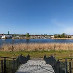 Cozy With River View Spadochroniarzy With Parking & By Renters *