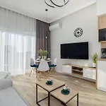 Cozy With River View Spadochroniarzy With Parking & By Renters Apartamento