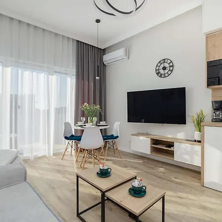 Cozy With River View Spadochroniarzy With Parking & By Renters Apartment